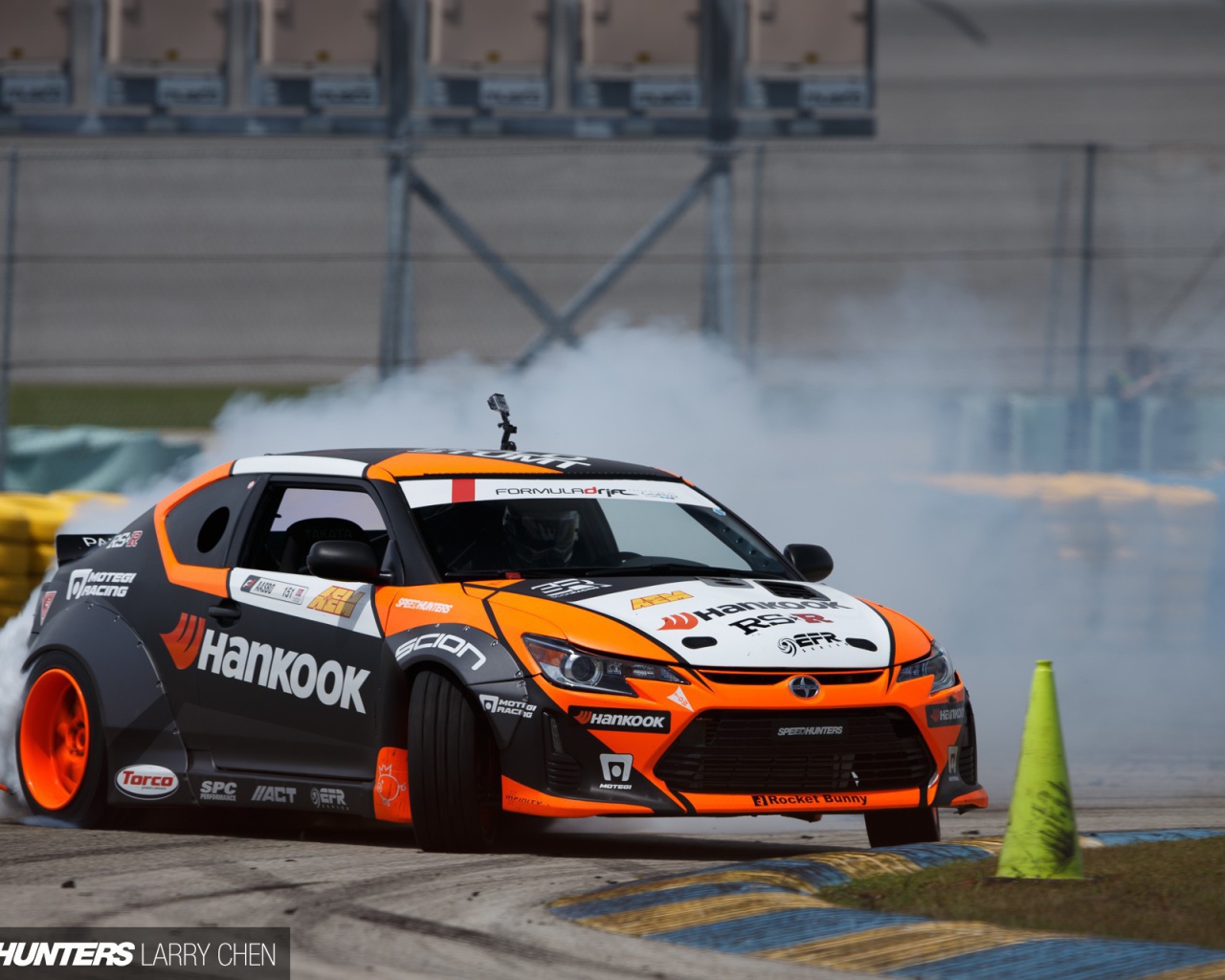 Автомобиль Scion на гоночном треке