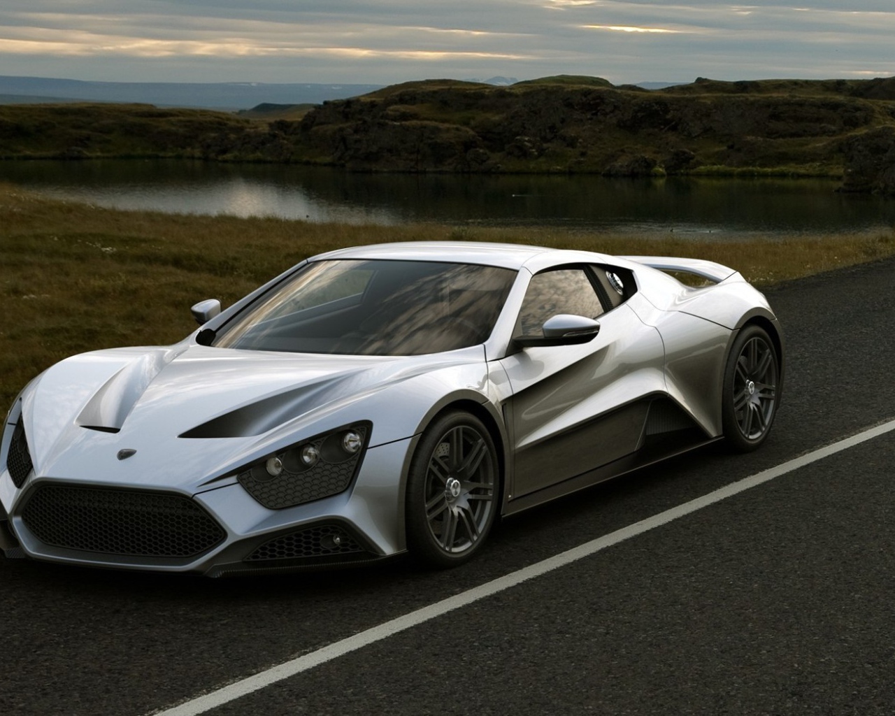Серебристый автомобиль Zenvo ST1