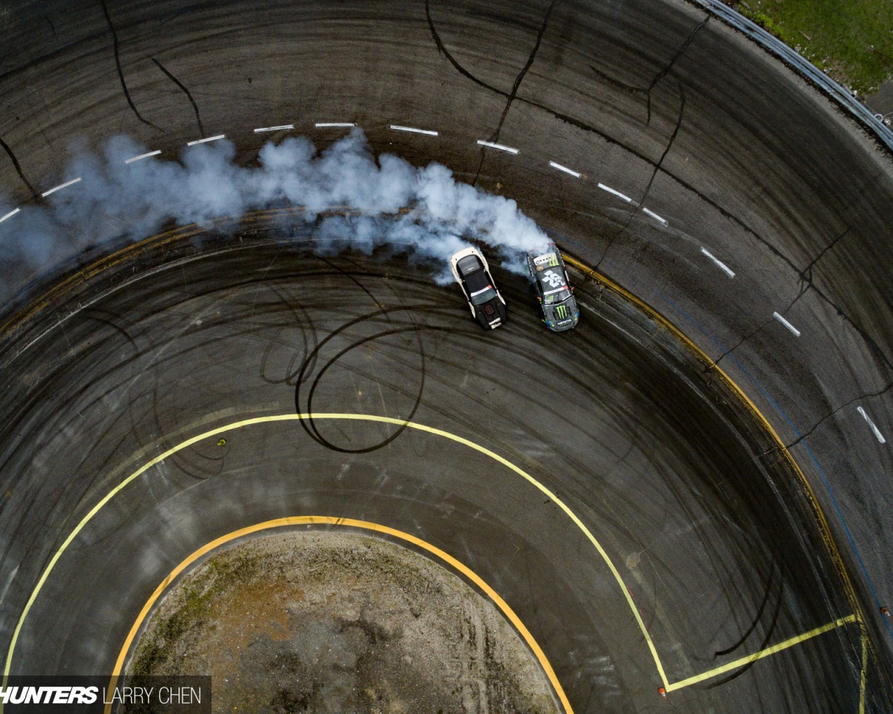 Дым от дрифтующих автомобилей