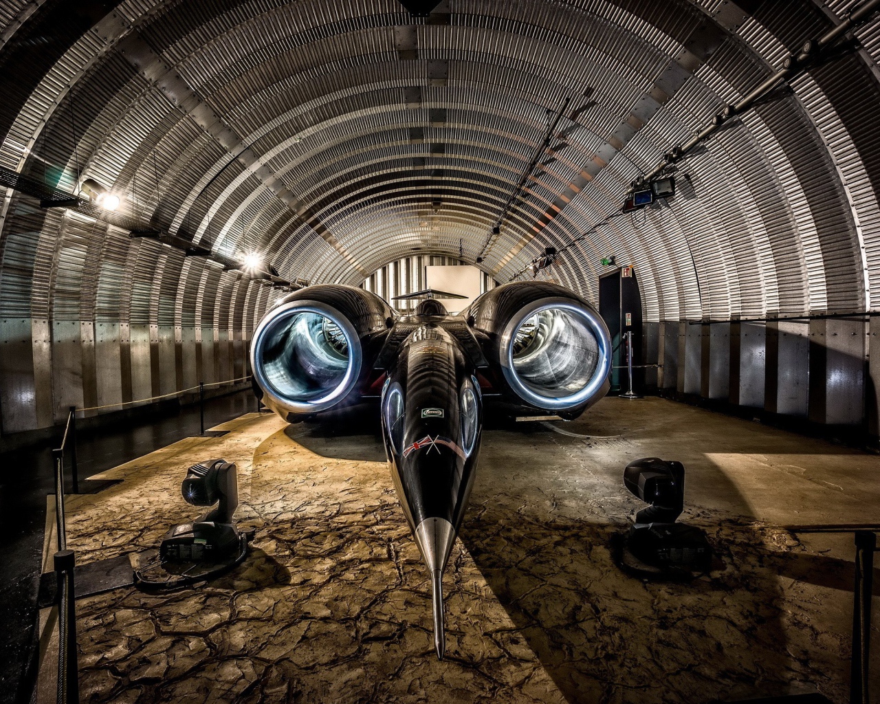 Скоростной автомобиль Thrust SSC в ангаре