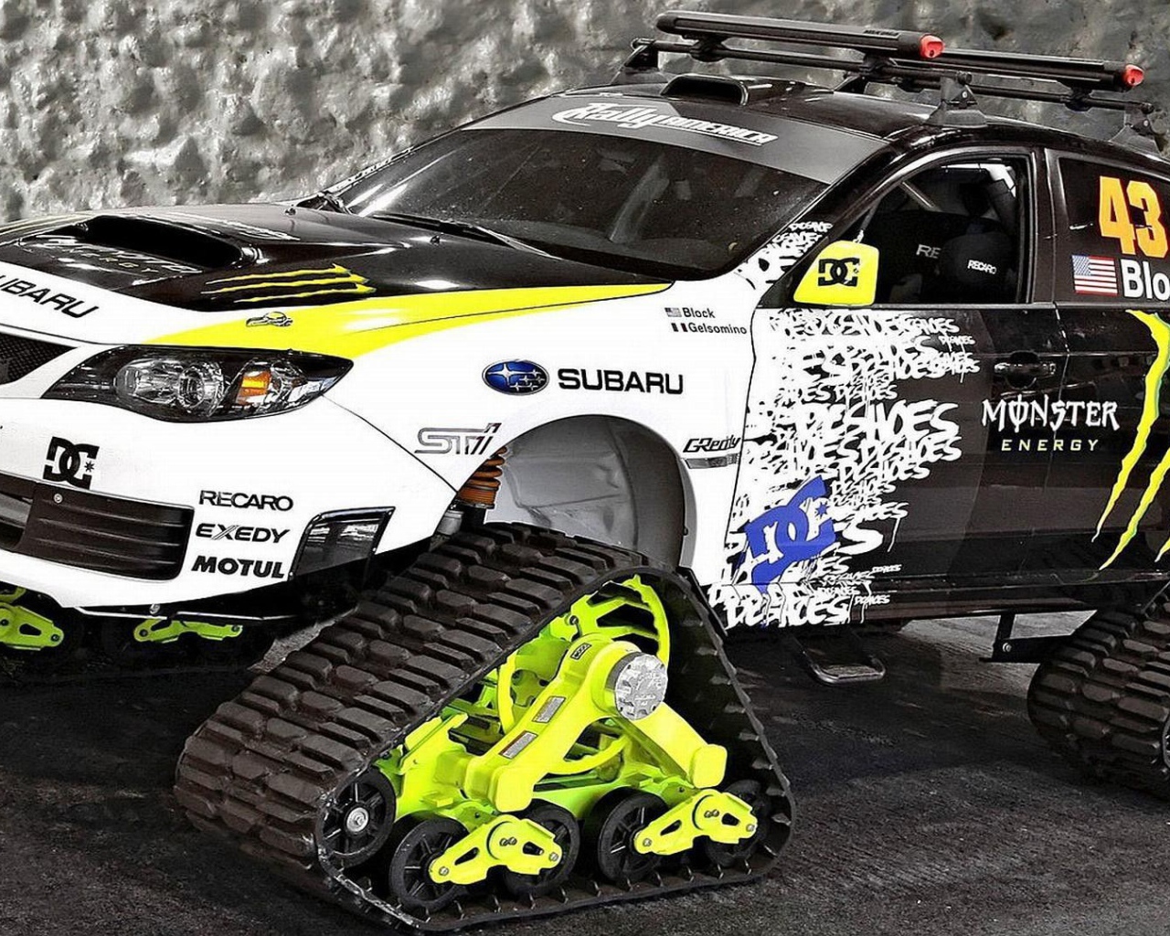 Автомобиль Subaru WRX на гусеничном ходу