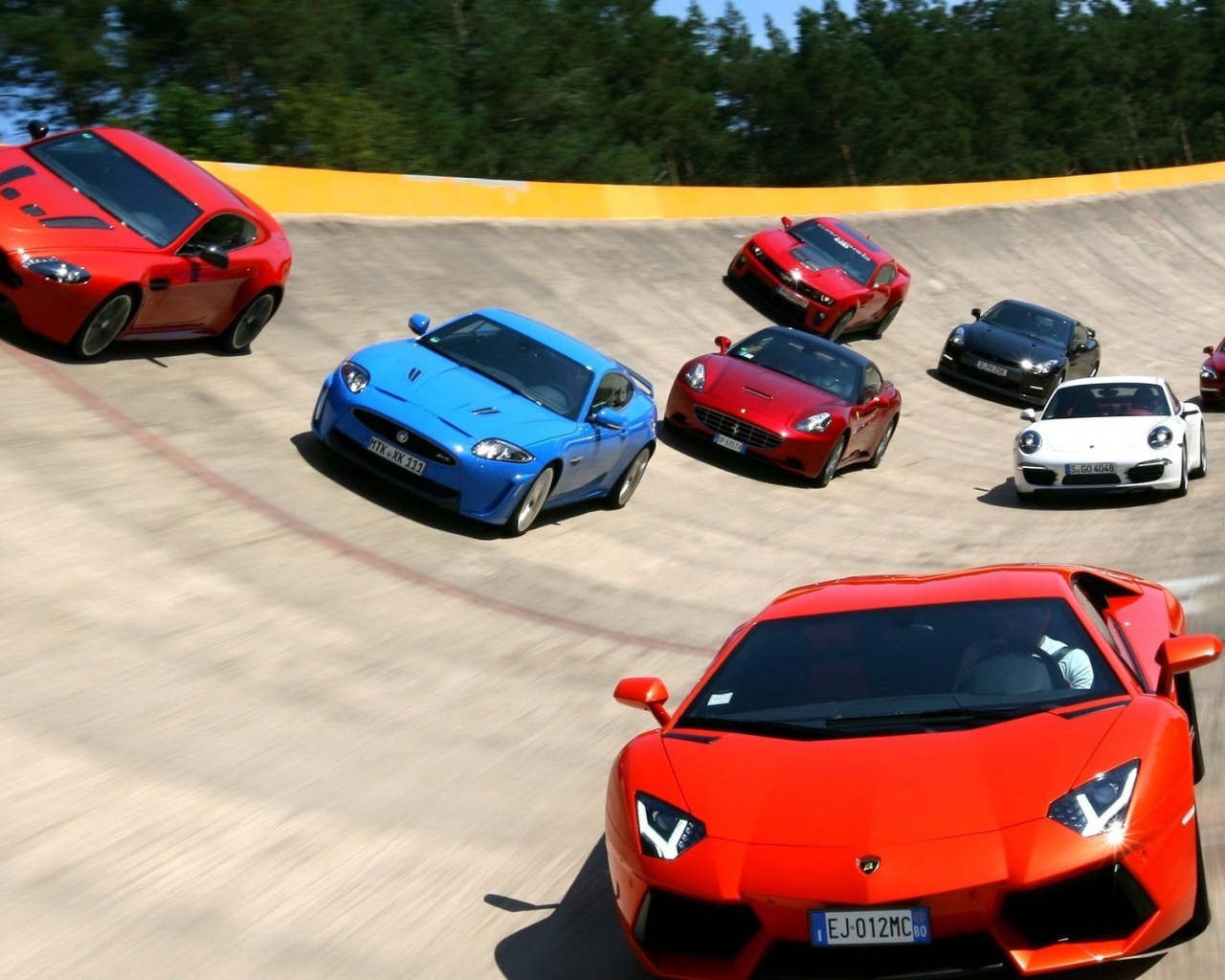 Спортивные суперкары на изогнутой поверхности