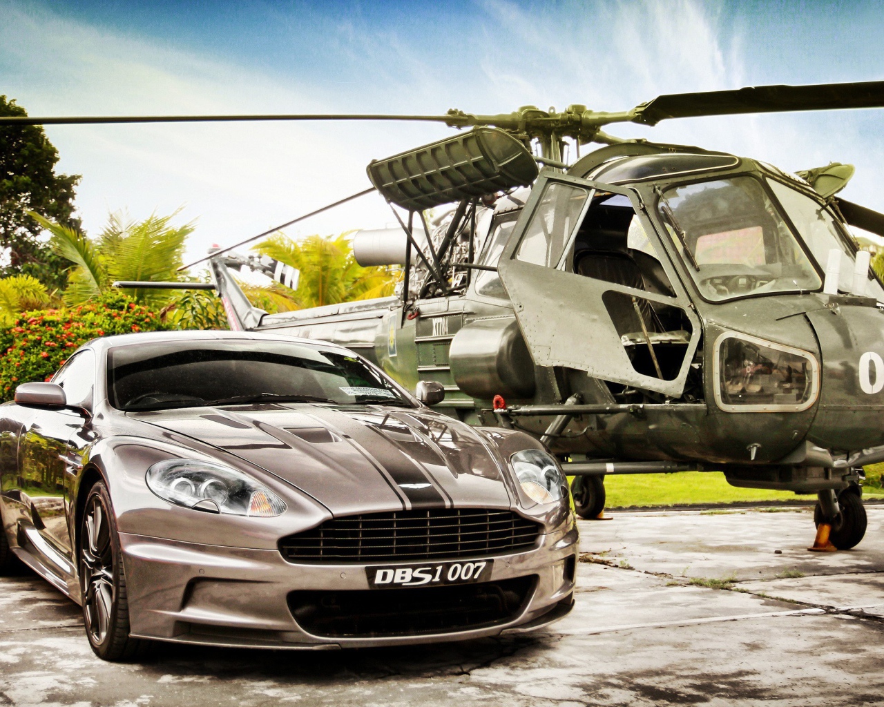 Автомобиль Джеймс Бонда у вертолета