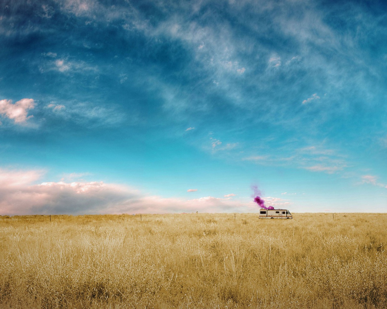 Автомобиль стоит среди поля