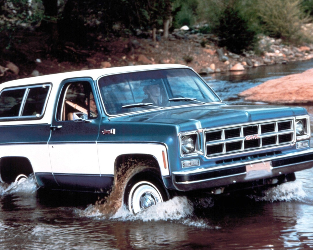 Автомобиль преодолевает реку вброд