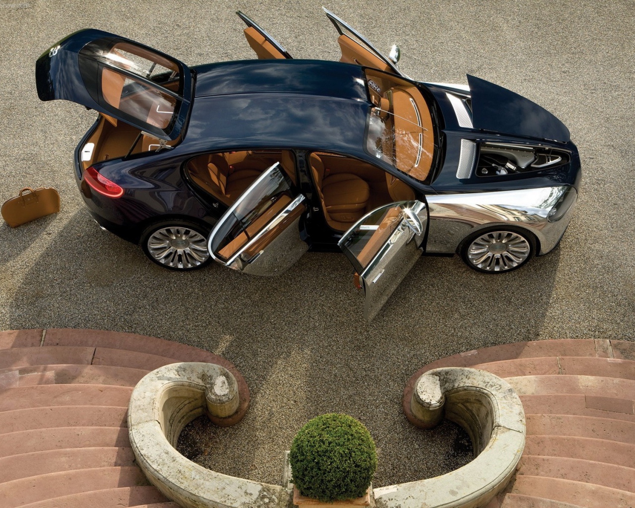 Машина с открытыми дверями