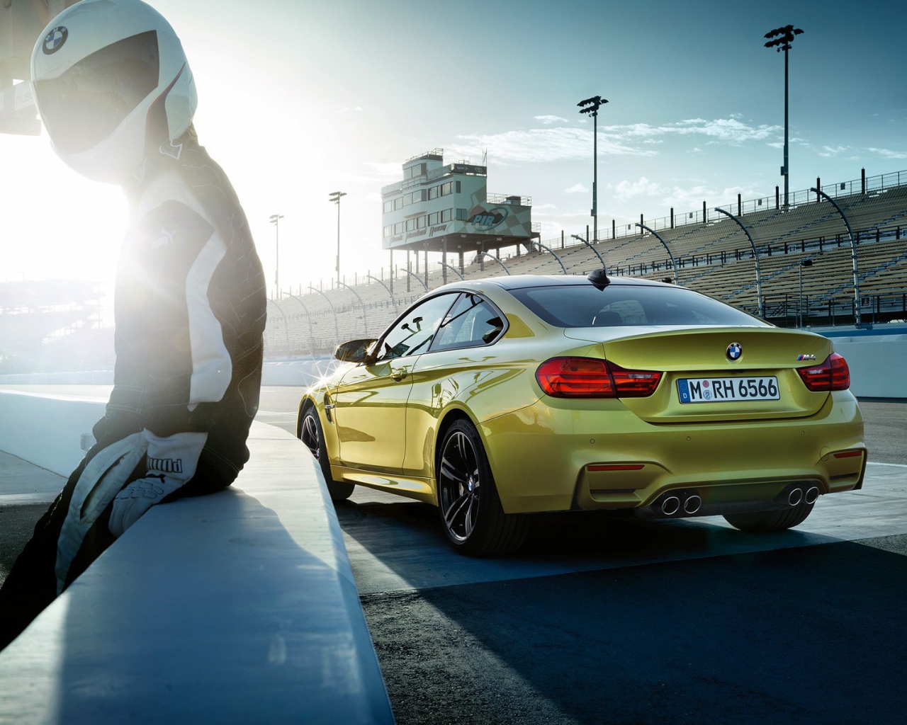 Гонщик отдыхает на парапете трека