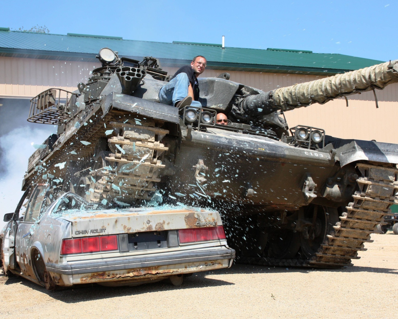 Танк переезжает через автомобиль