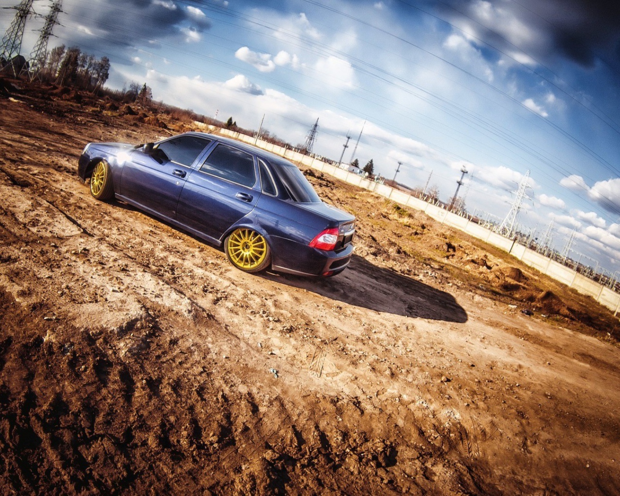 Автомобиль стоит на грунтовой дороге