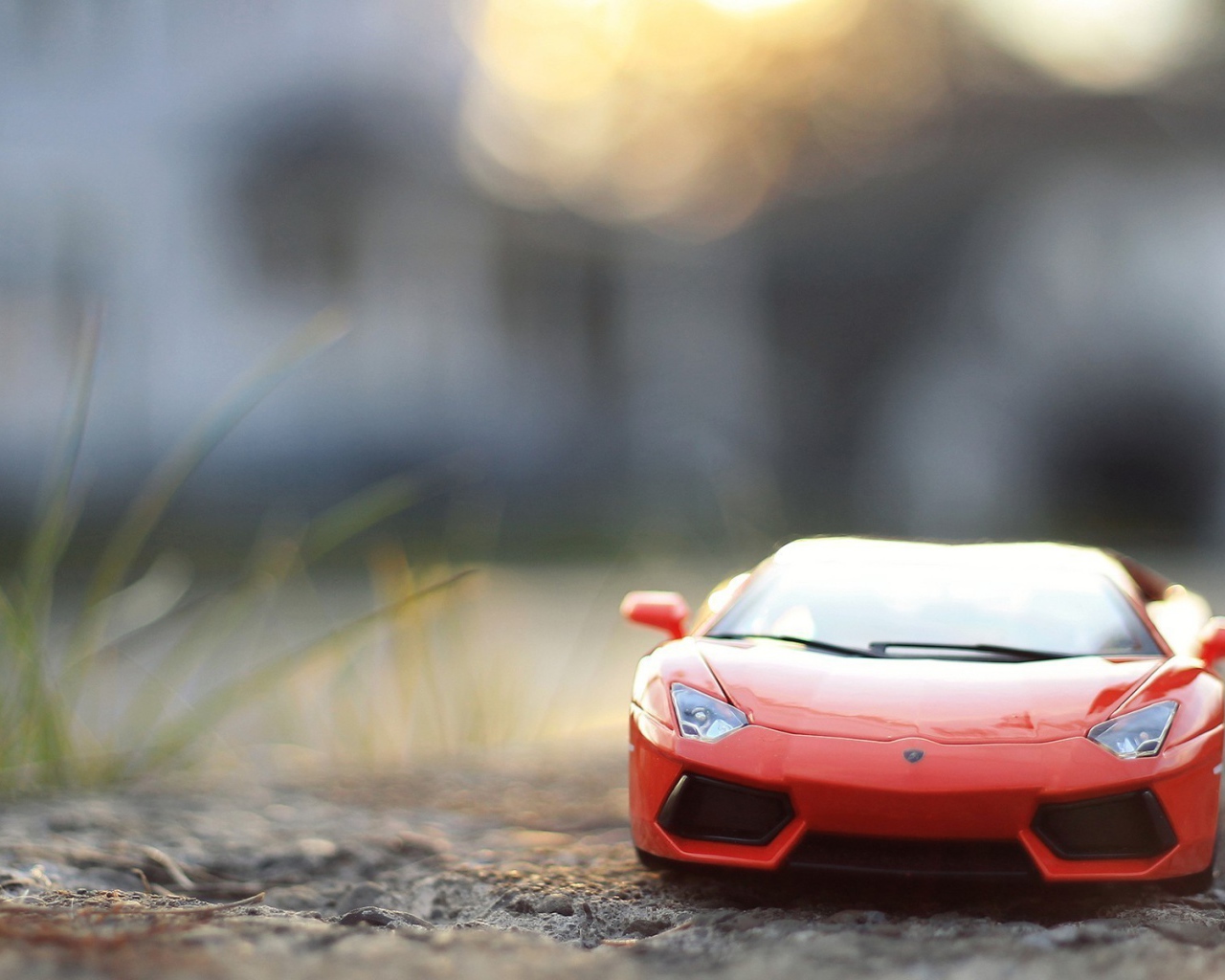 Игрушечный автомобиль на земле