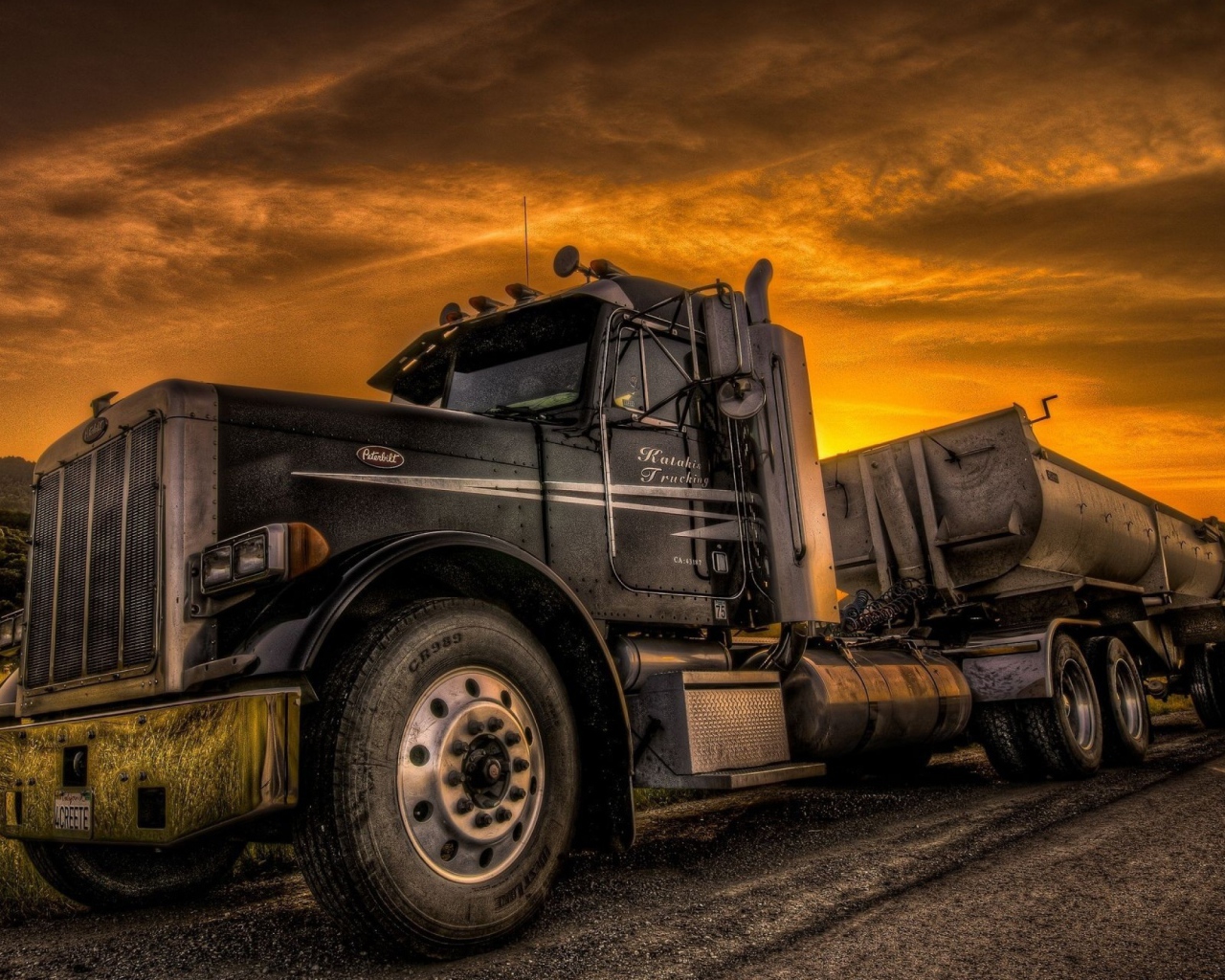 Тягач на фоне оранжевого неба, фото HDR