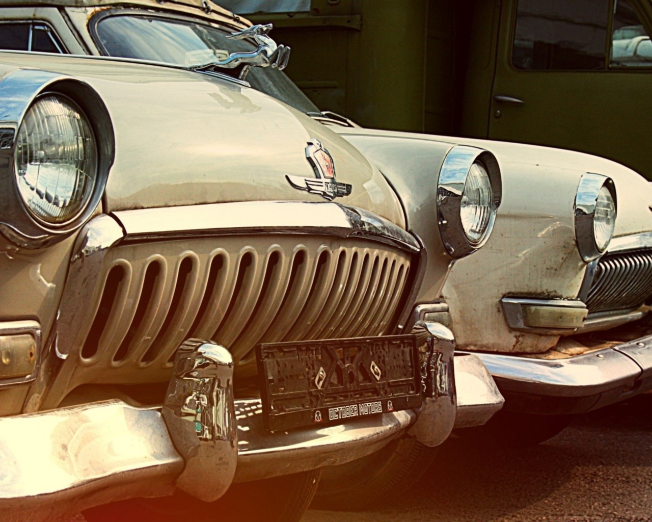 Два старых автомбиля марки Волга