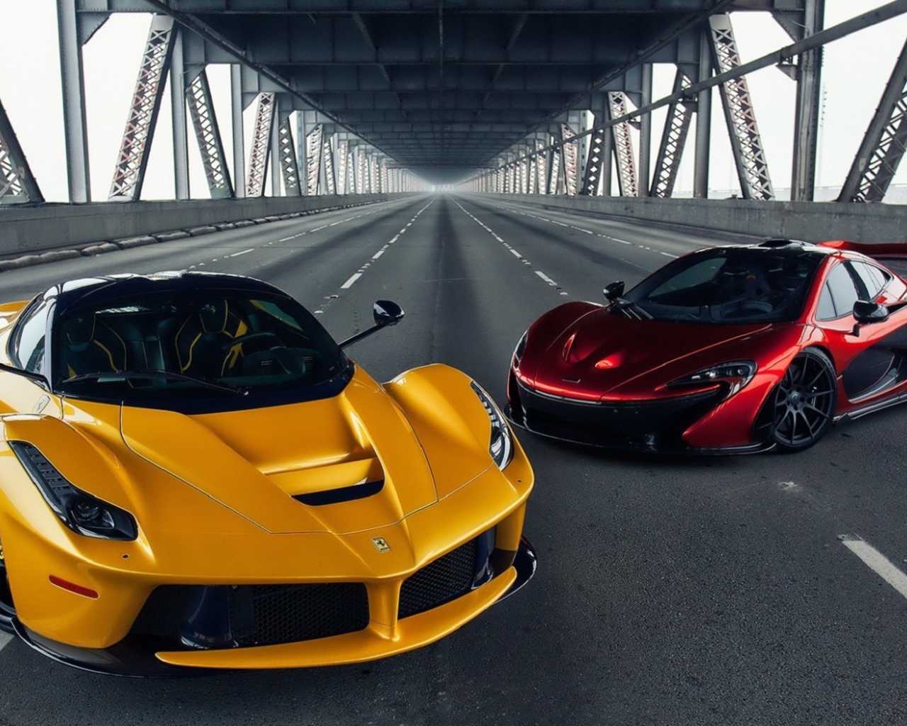 Два гоночных автомобиля на мосту