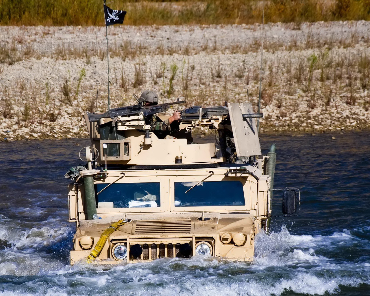 Военный Хаммер преодолевает водную преграду