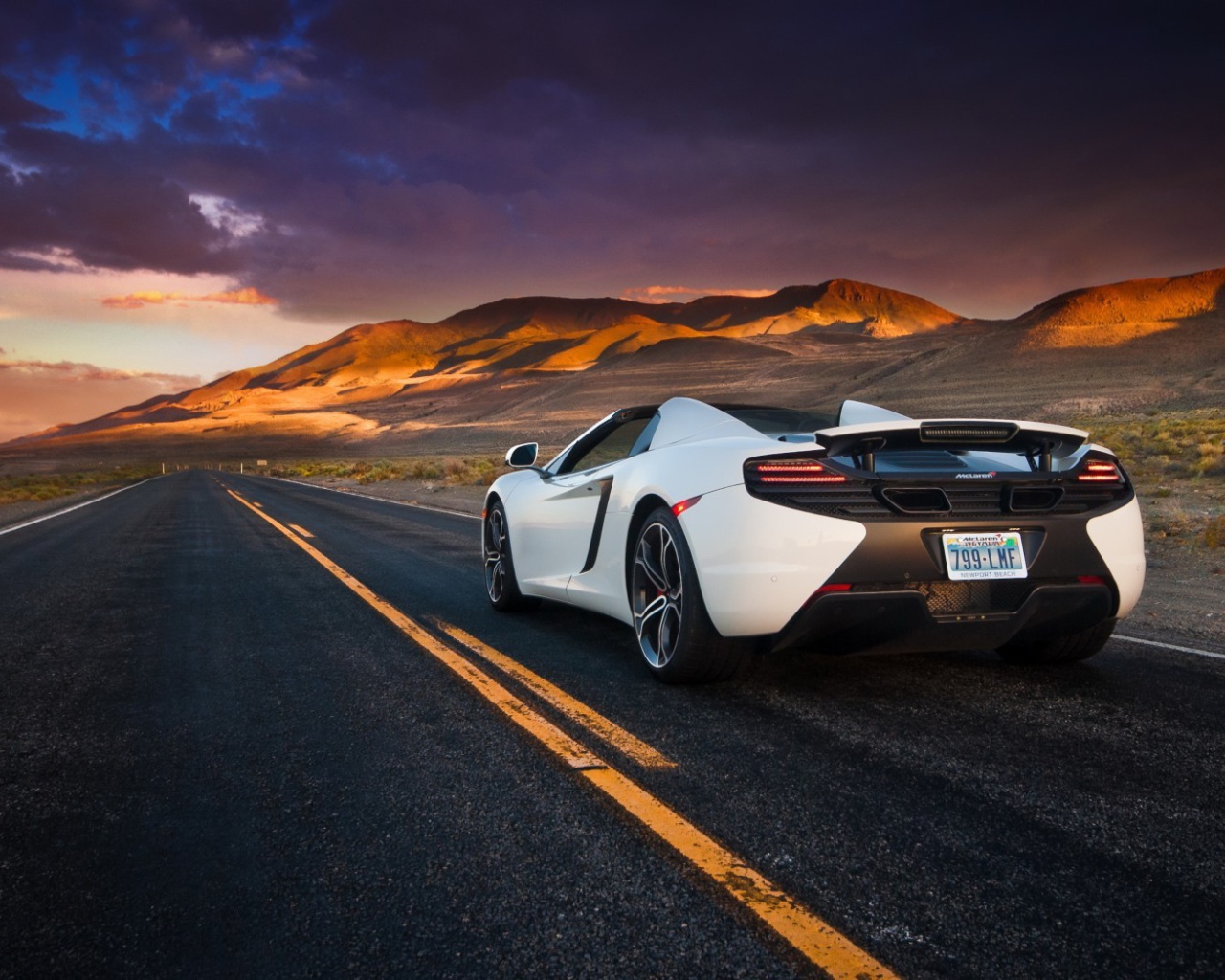 Белый кабриолет McLaren