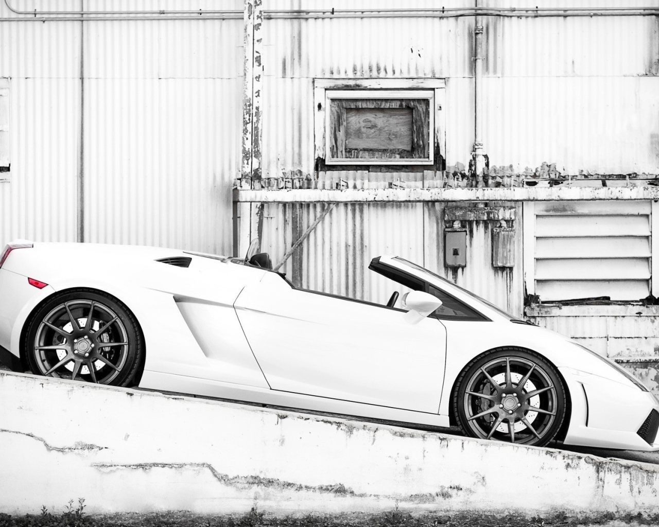 Белый кабриолет стоит на уклоне