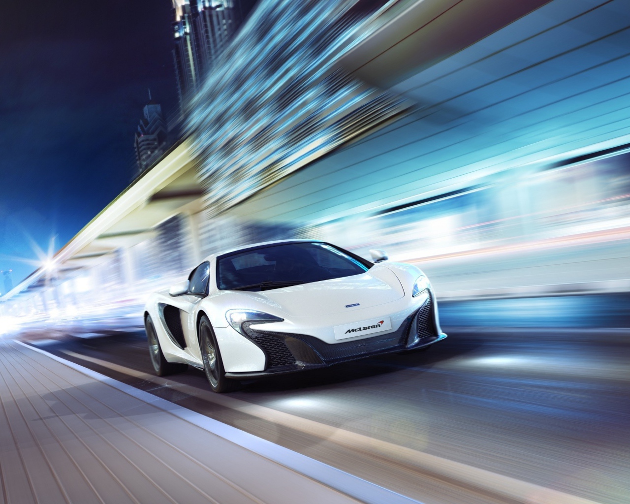 Белый McLaren P1 мчится по улице