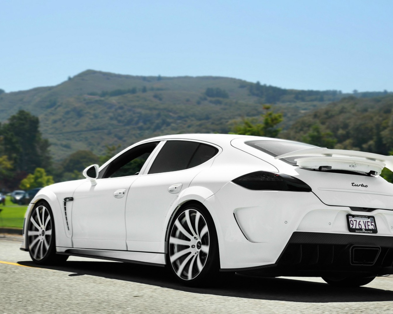 Белый Porsche Panamera Turbo