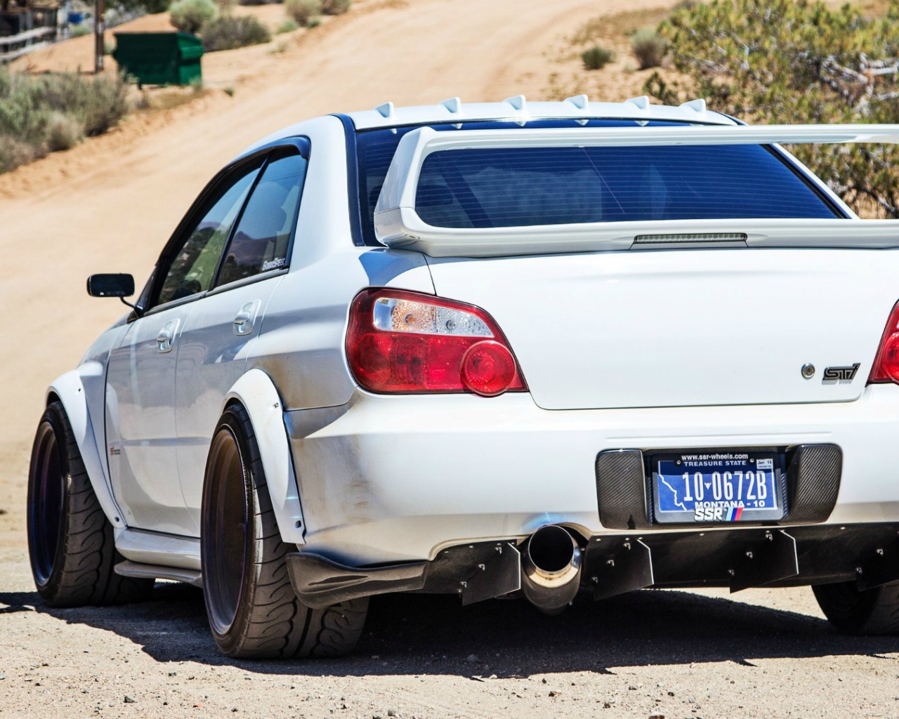Белая Subaru Impreza STI