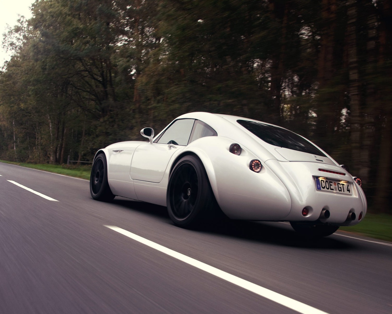 Белый Wiesmann на шоссе
