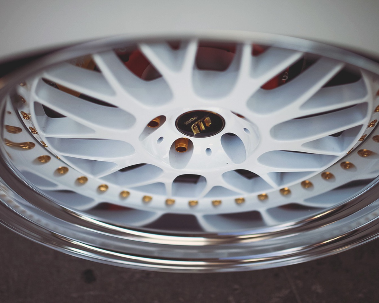 Белый автомобильный диск