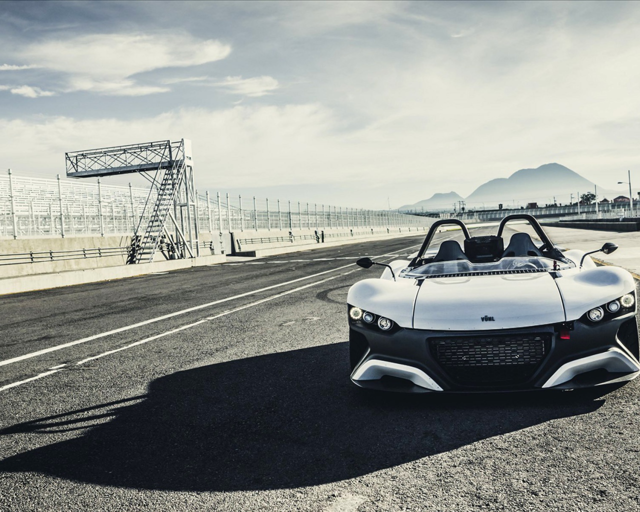 Белый кабриолет Vuhl