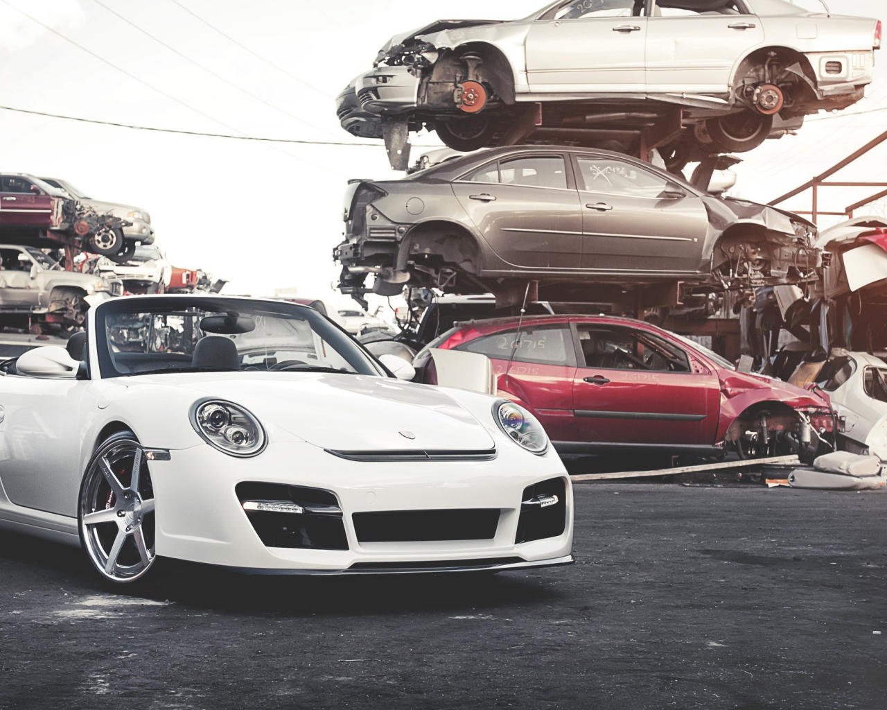 Белый кабриолет на свалке автомобилей