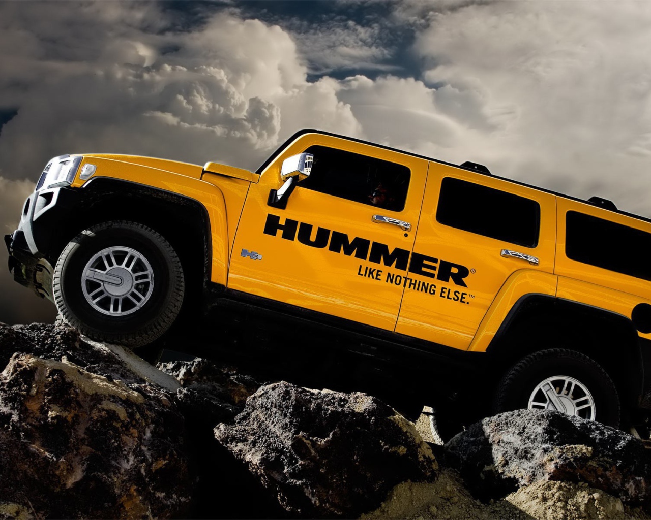 Желтый Hummer на камнях