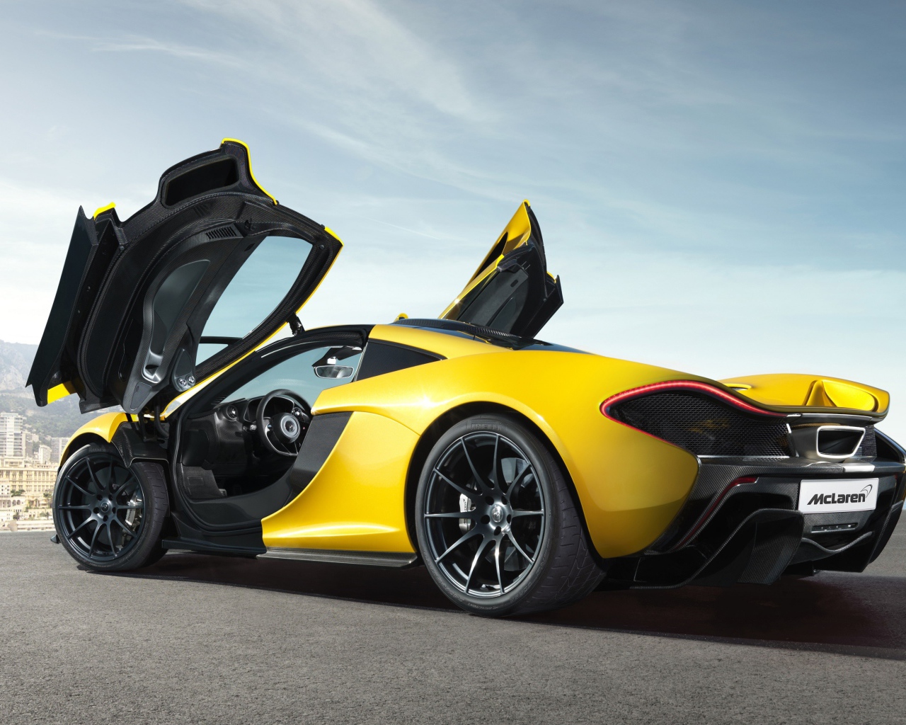 Желтый McLaren с открытыми дверями