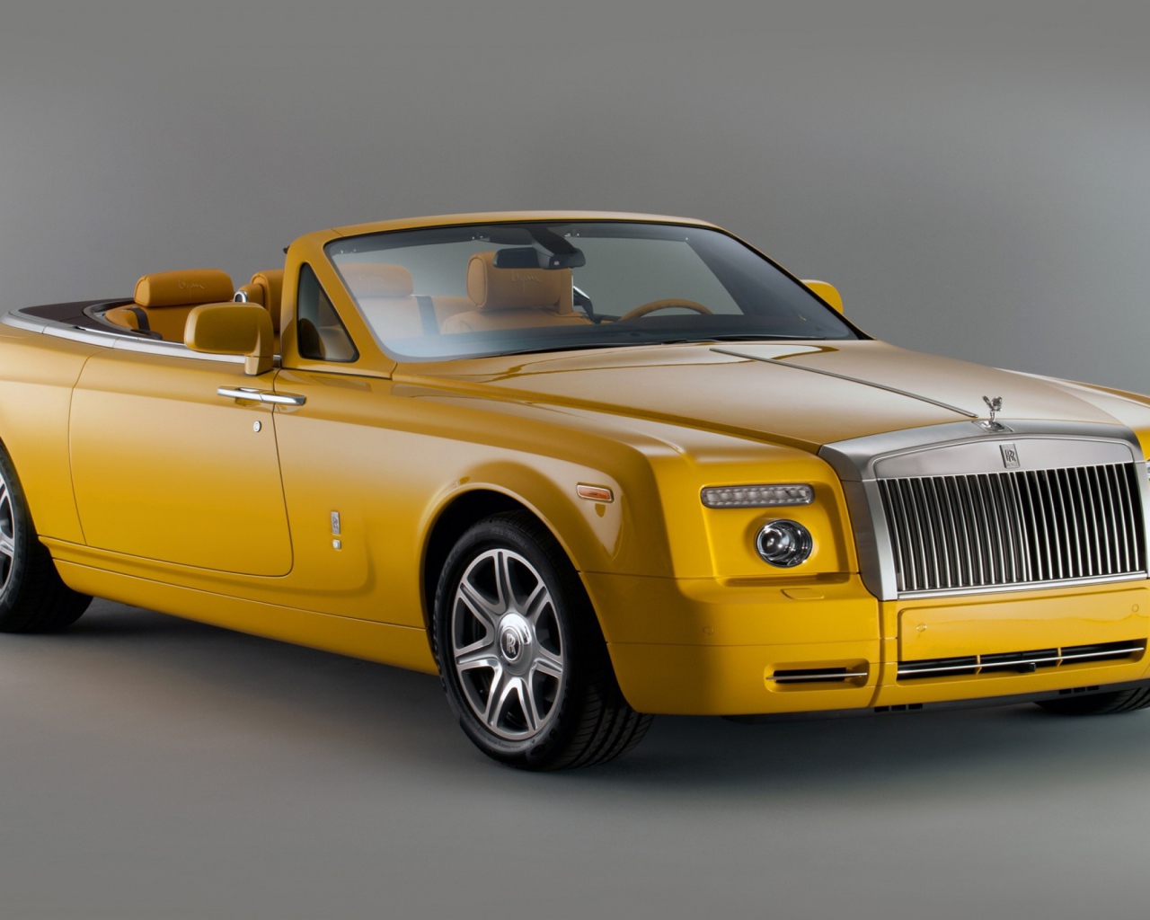 Желтый кабриолет с желтым кожаным салоном