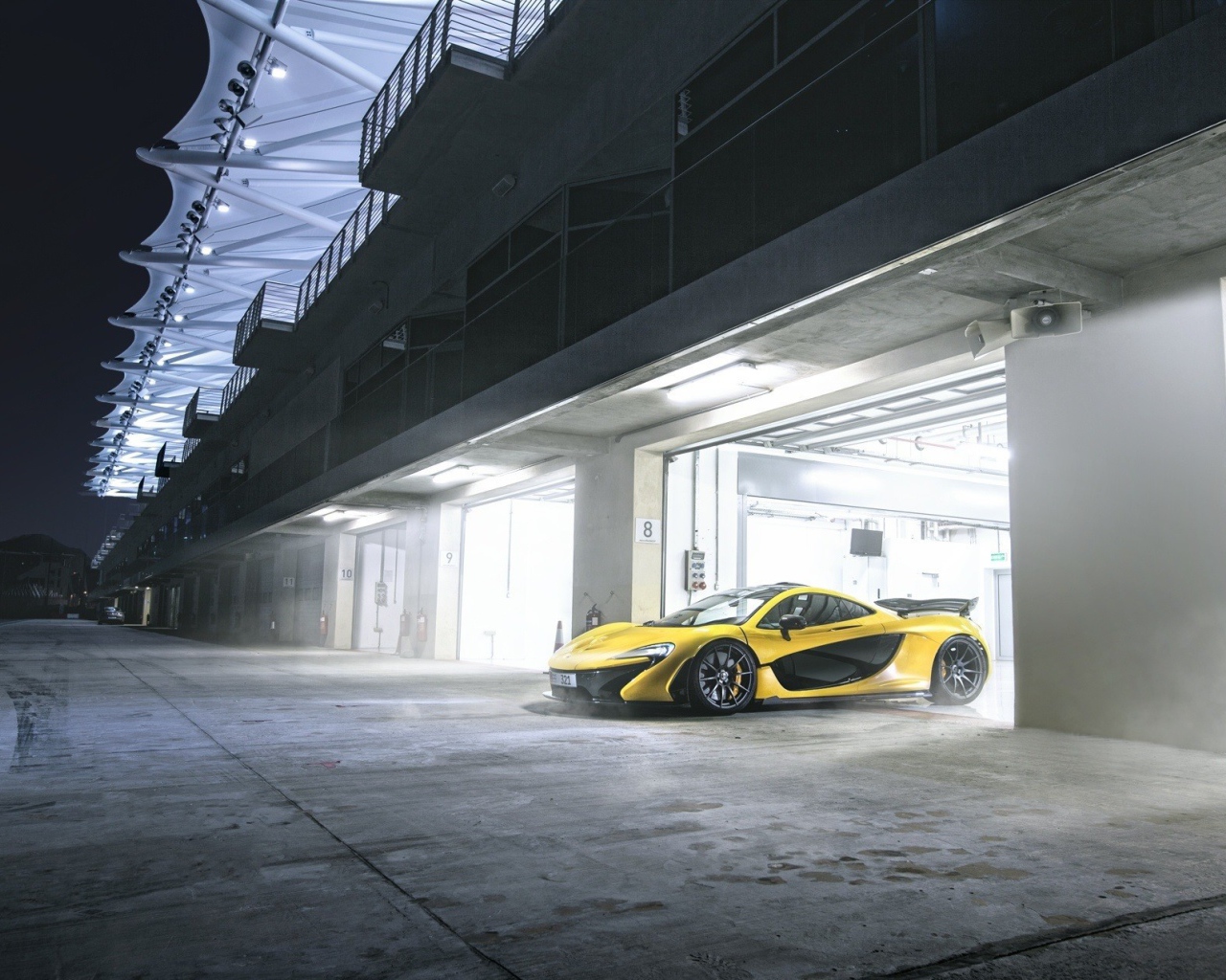 Желтый McLaren выезжает из гаража