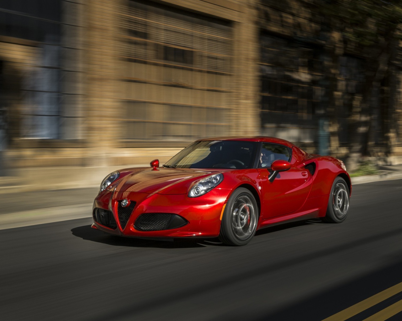 Красный Alfa Romeo 4C на улице