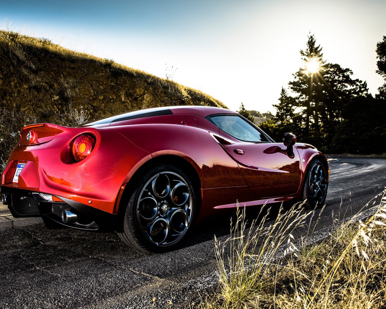 Красная Alfa Romeo 4C на повороте дороги