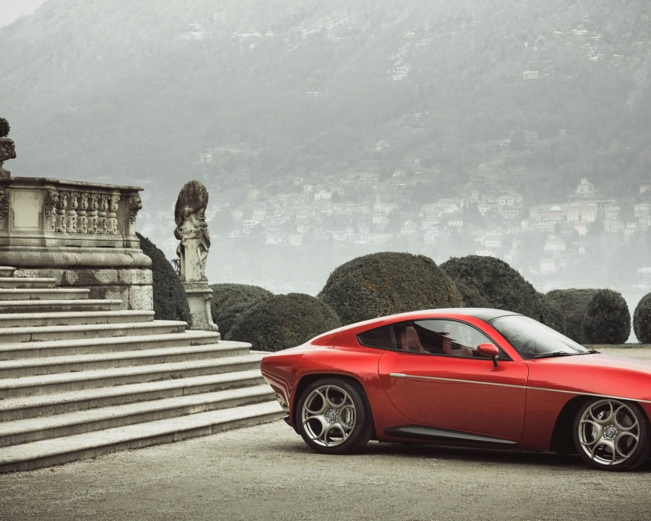 Красная Альфа Ромео у ступенек