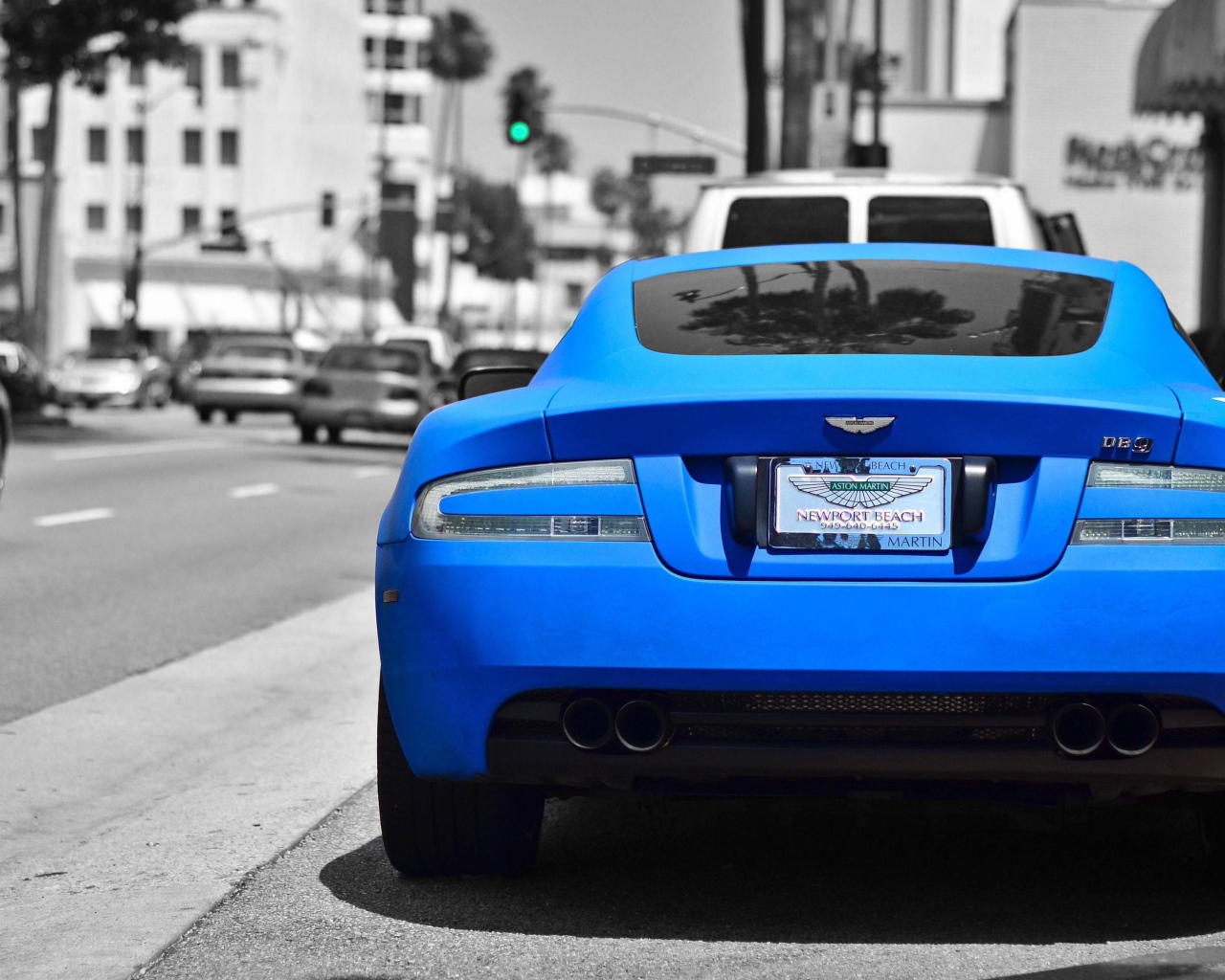 Выделяйся в Aston Martin на фоне серости