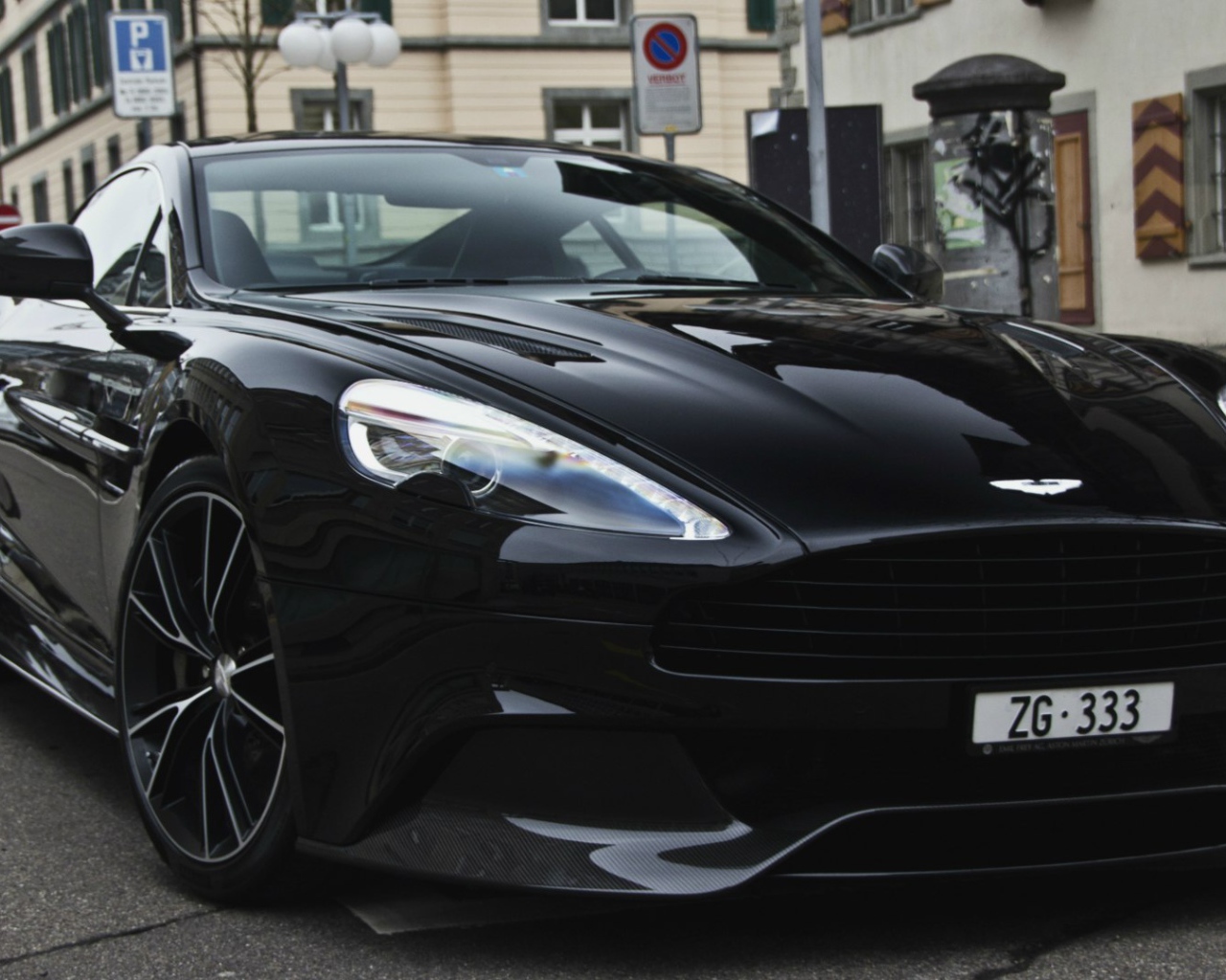 Черный Aston Martin Vanquish