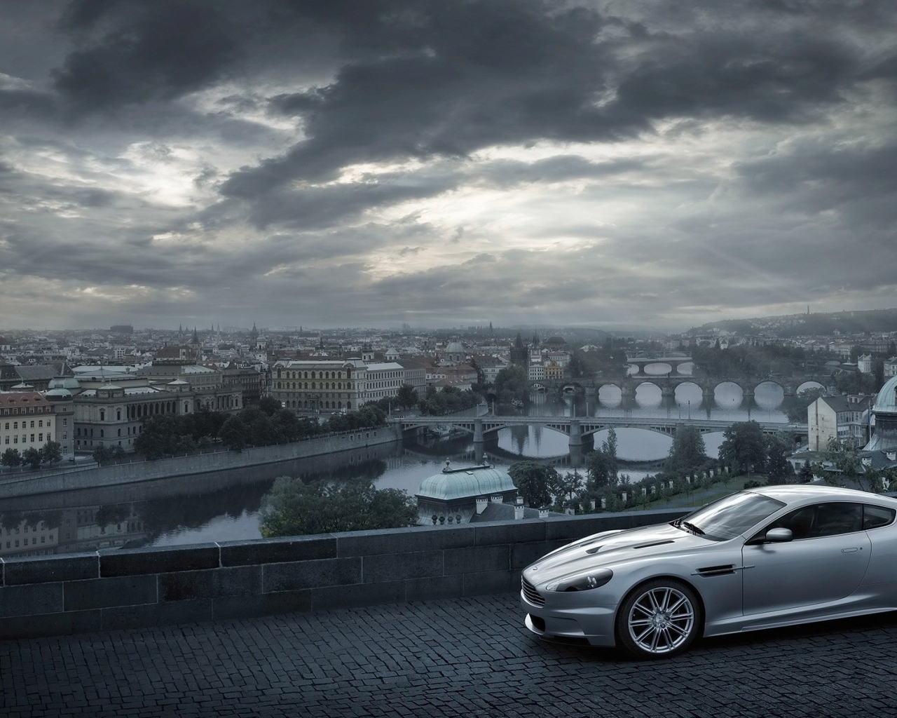 Серый Aston Martin на фоне города