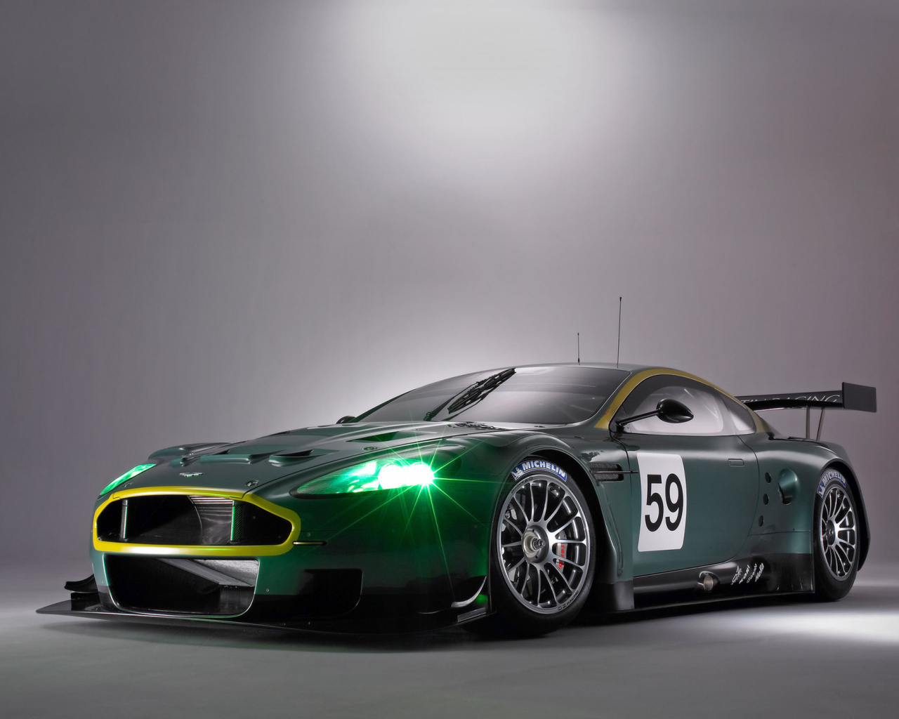 Зеленые фары у спортивного Aston Martin