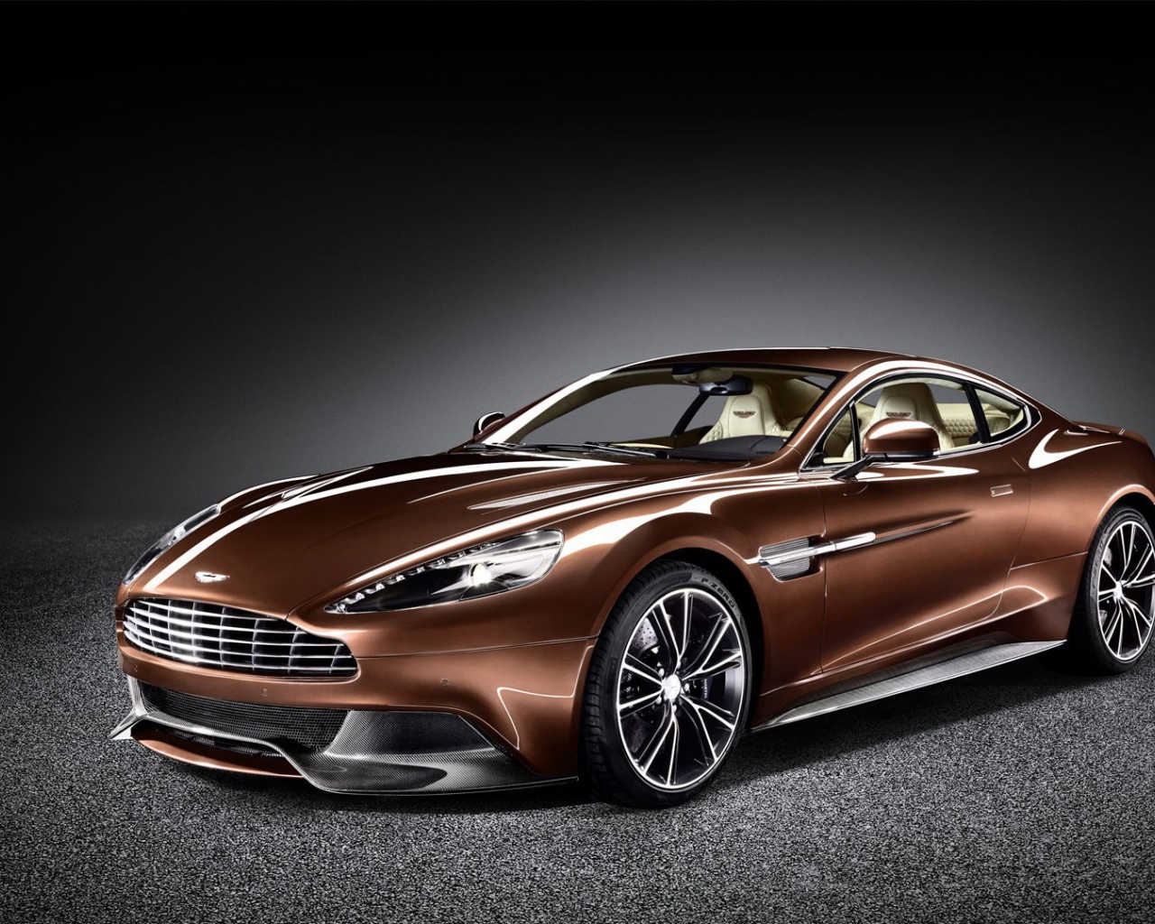 Новый коричневый Aston Martin Vanquish