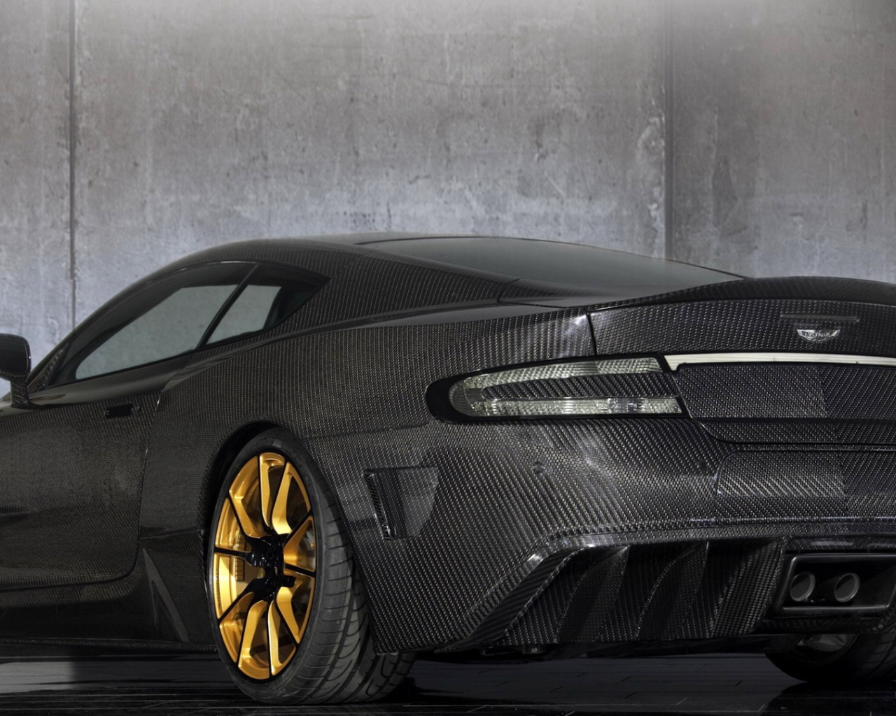 Текстура карбон на черном Aston Martin