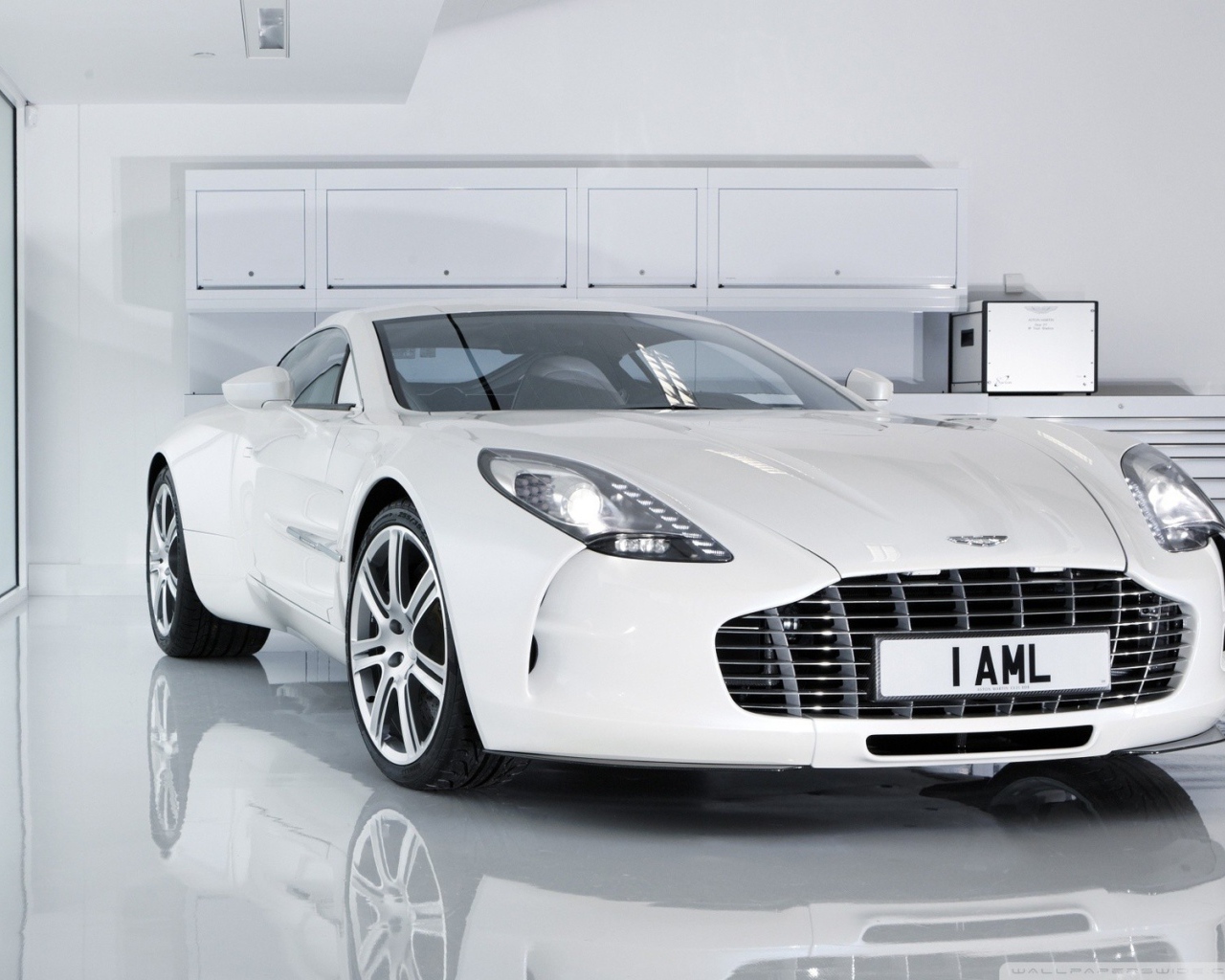 Белый Aston Martin в белом гараже