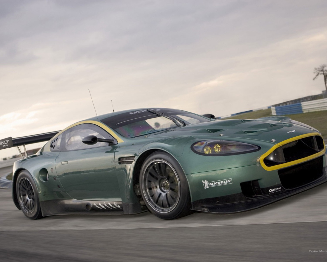 Желтый обод радиаторной решетки Aston Martin