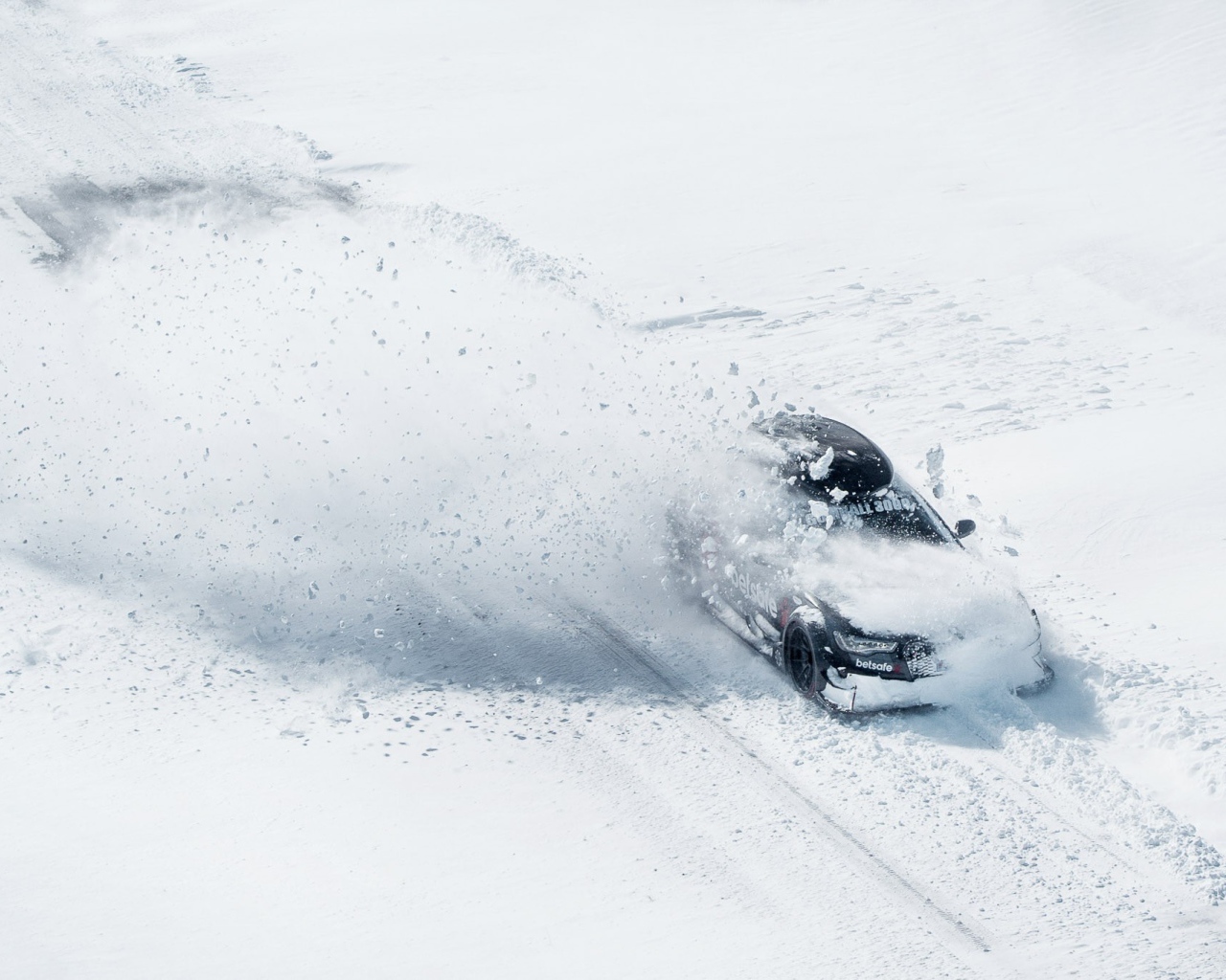 Audi RS6 Avant в снегу