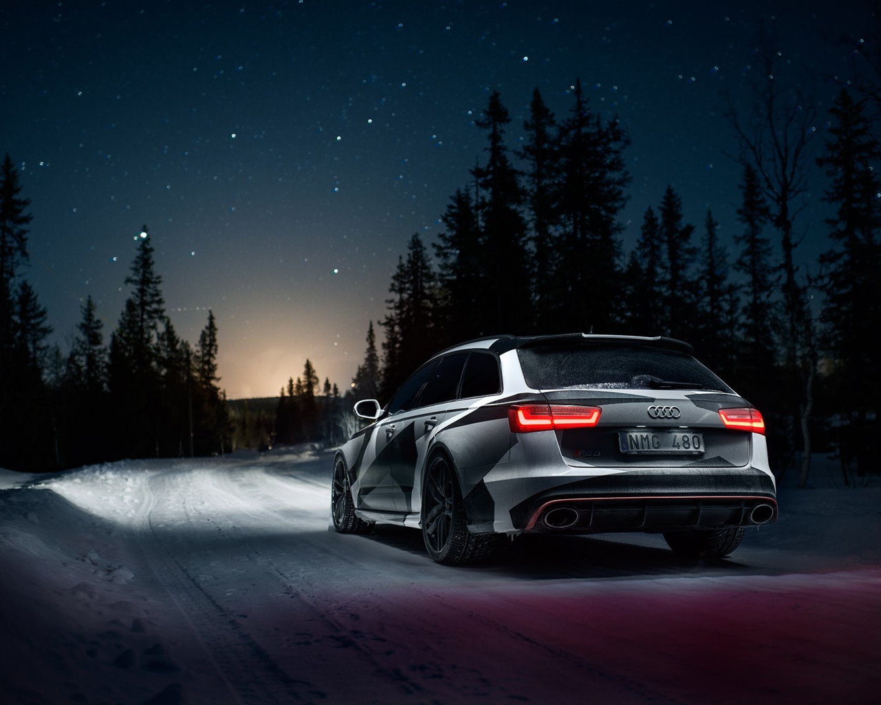 Audi RS6 Avant на ночной дороге