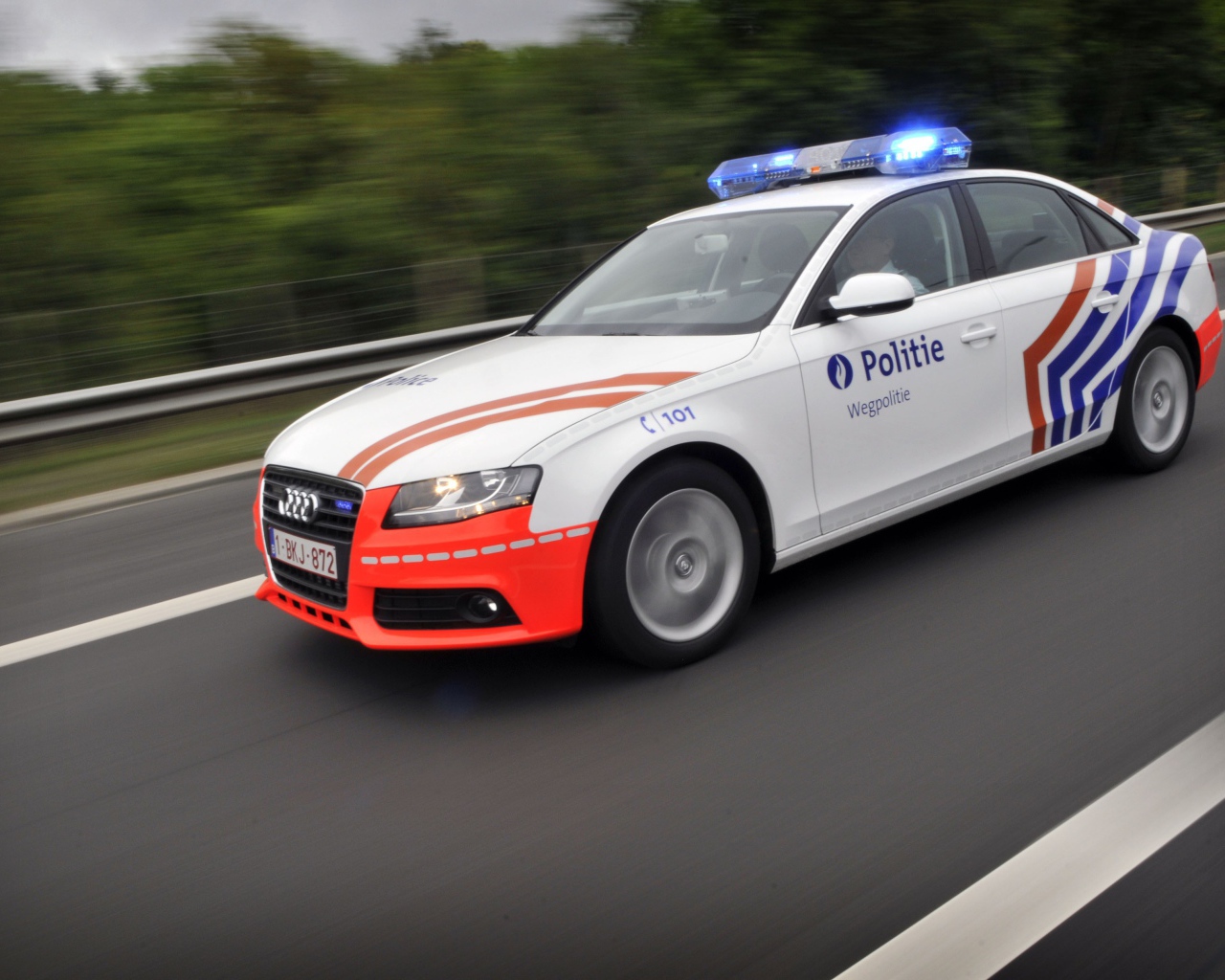 Полицейский Audi на шоссе