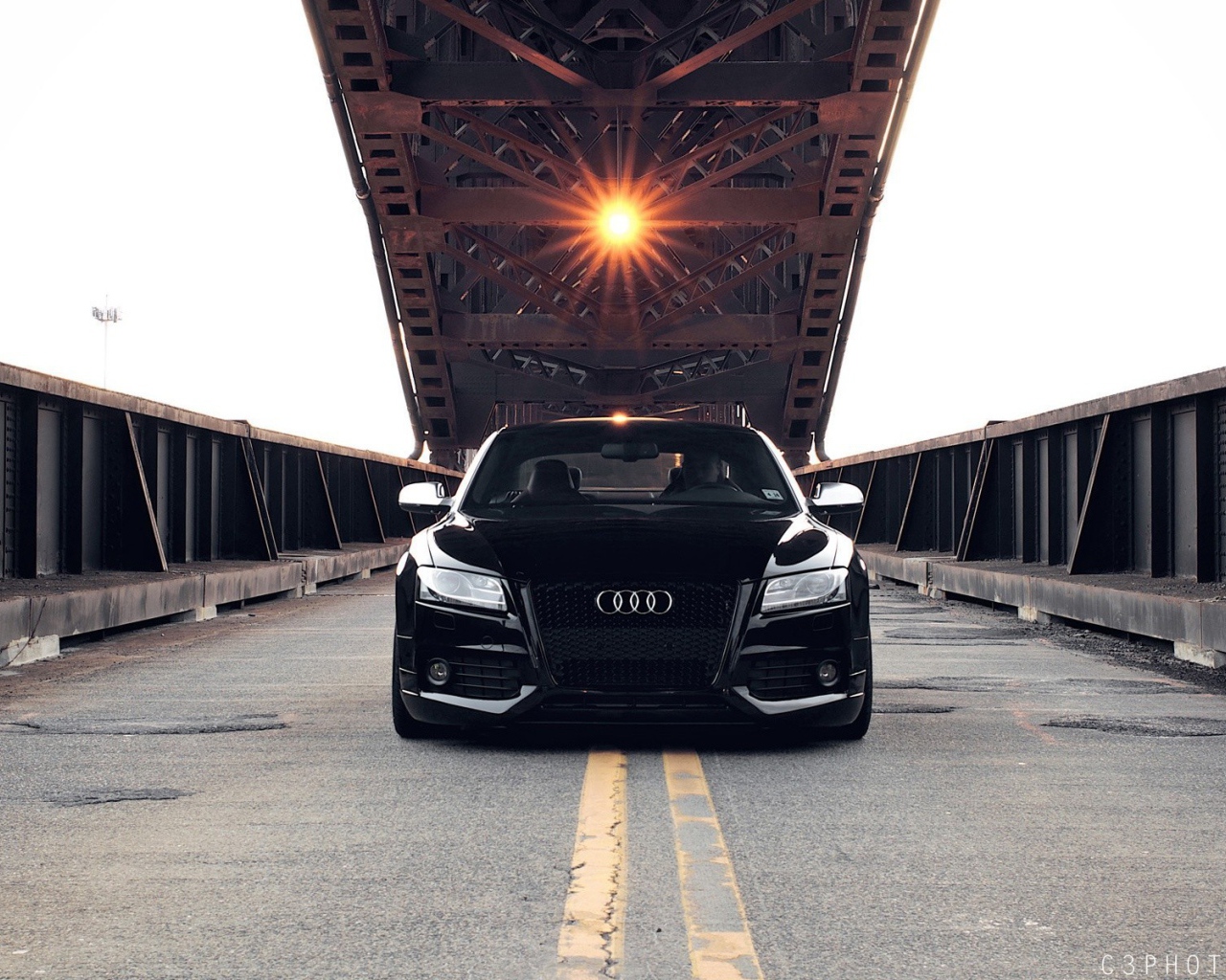 Черный Audi RS5 под разводным мостом