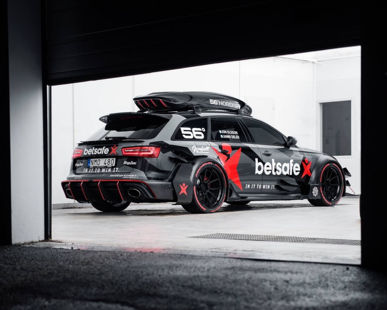 Черный Audi RS6 Avant у гаража