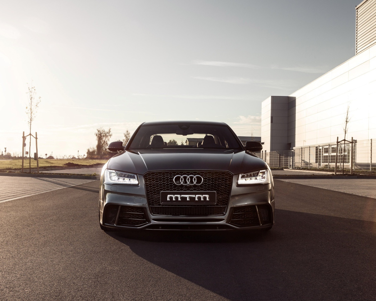 Черный Audi s8 на улице