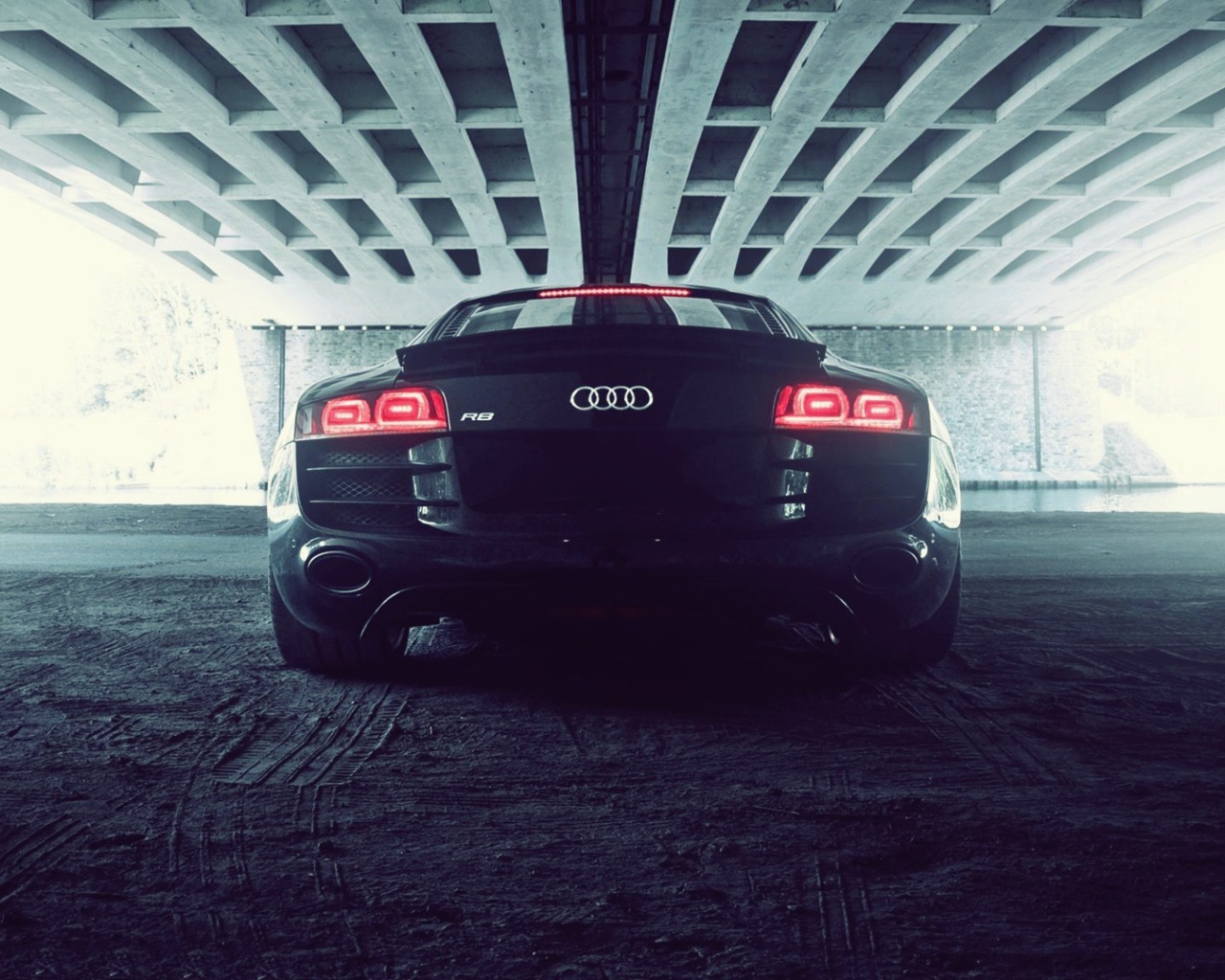 Черный Ауди под мостом