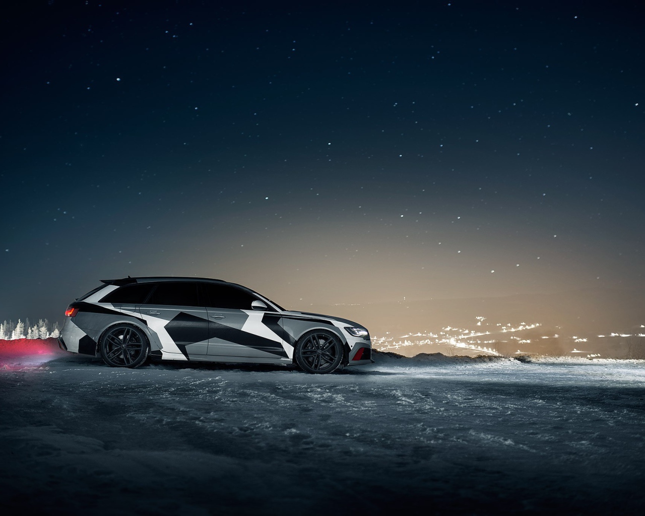 Автомобиль Audi RS6 Avant на фоне ночного города